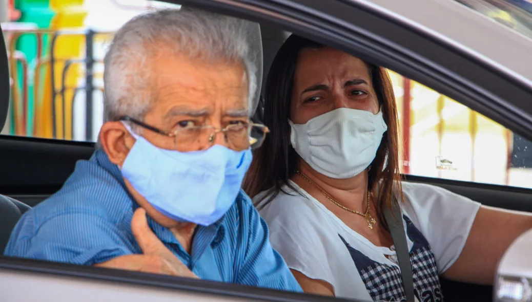 Mulher se emociona ao ver pai ser vacinado