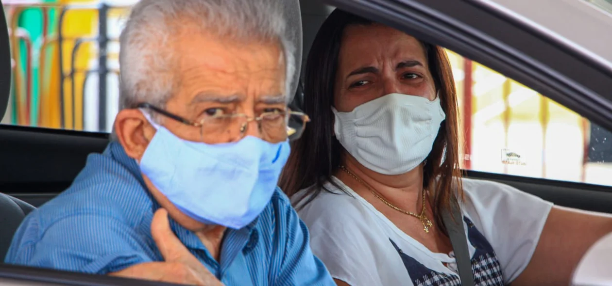 Mulher se emociona ao ver pai ser vacinado
