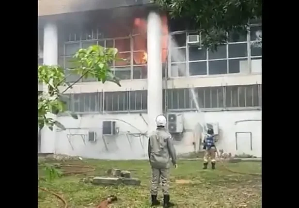 O fogo atingiu a área ocupada pela Procuradoria Federal da UFRJ
