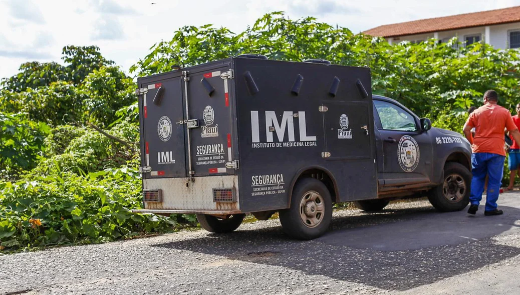 O IML foi até o local remover o corpo