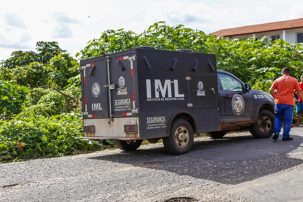 O IML foi até o local remover o corpo