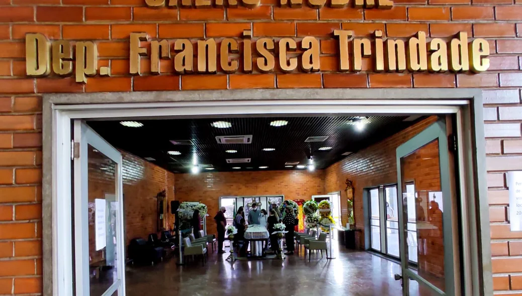 O velório está acontecendo no salão nobre Francisca Trindade
