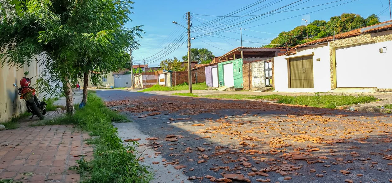 Objetos jogados pelos internos de dentro do CEM