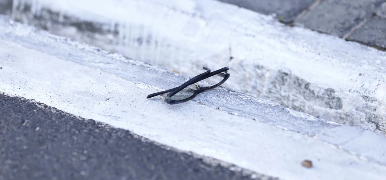 Óculos da vítima que ficou no local