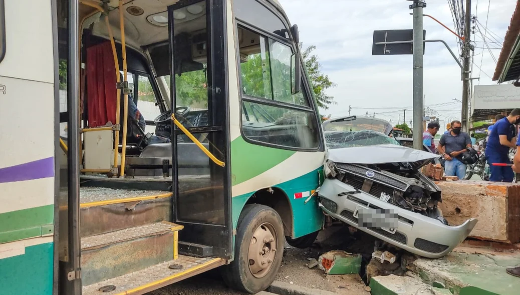 Õnibus bateu de frente com o carro de passeio
