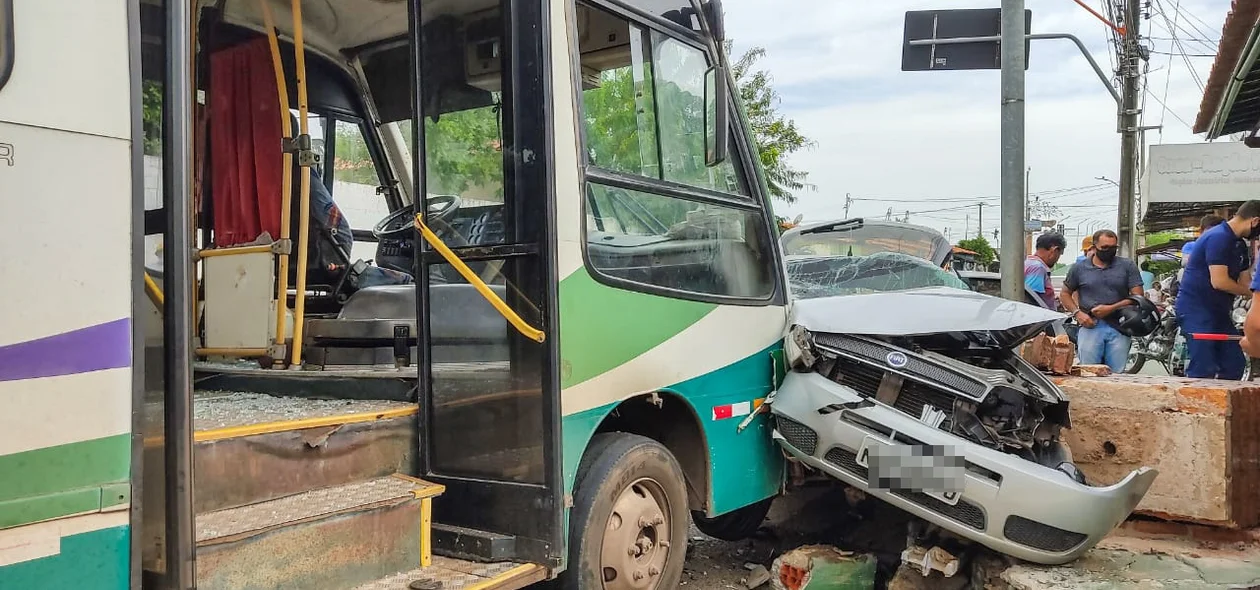 Õnibus bateu de frente com o carro de passeio