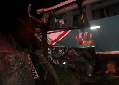 Ônibus da Princesa do Sul ficou destruído