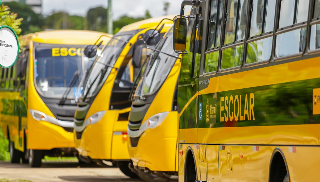 Ônibus escolares entregues pelo Ministro Milton Ribeiro