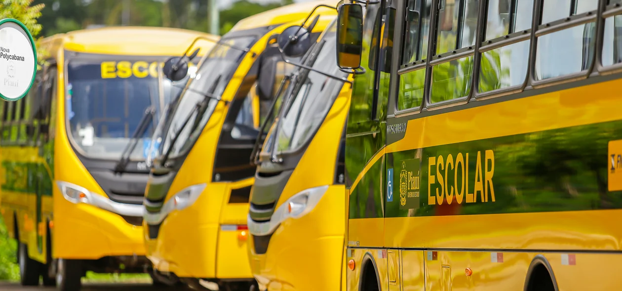 Ônibus escolares entregues pelo Ministro Milton Ribeiro