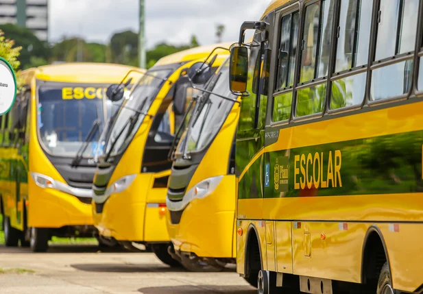 Ônibus escolares entregues pelo Ministro Milton Ribeiro
