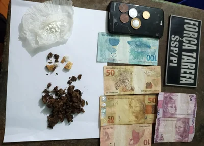 Os policiais apreenderam porções de cocaína, maconha e ainda munições para calibres 38 e 22