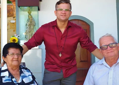 Padre Gilvan Manuel ao lado dos pais