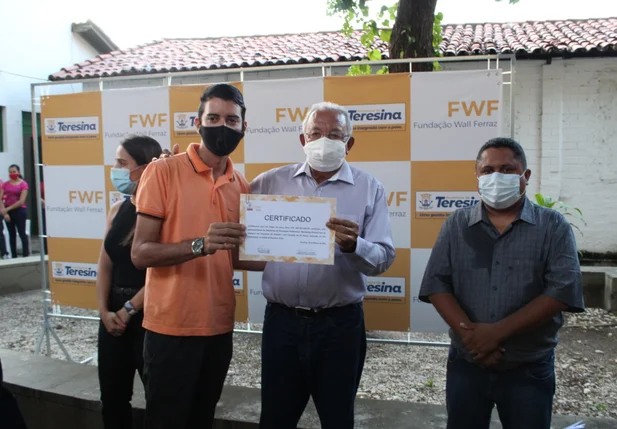Participantes dos workshops da Fundação Wall Ferraz recebem certificados
