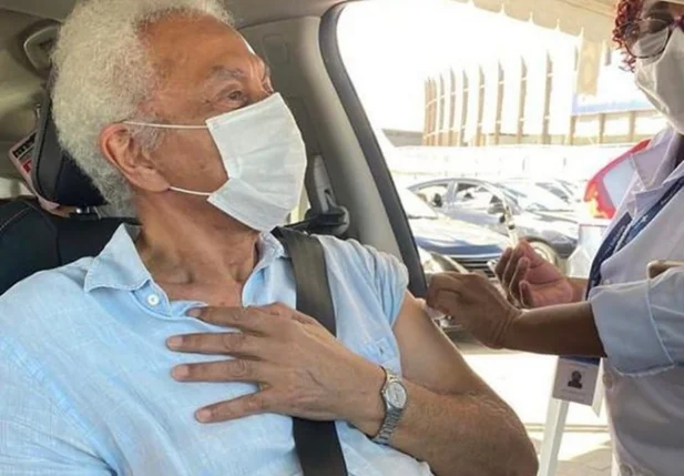Paulinho da Viola toma segunda dose da vacina contra novo coronavírus