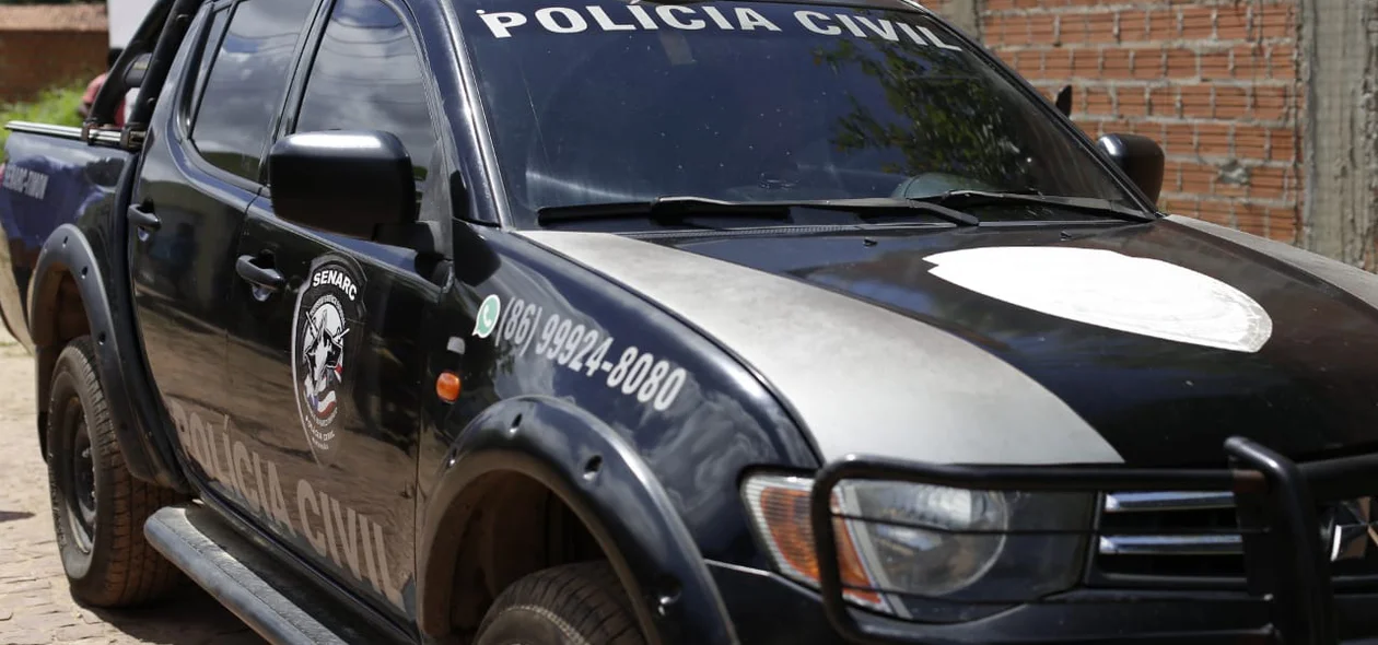 Perícia realiza primeiros procedimentos no local de crime
