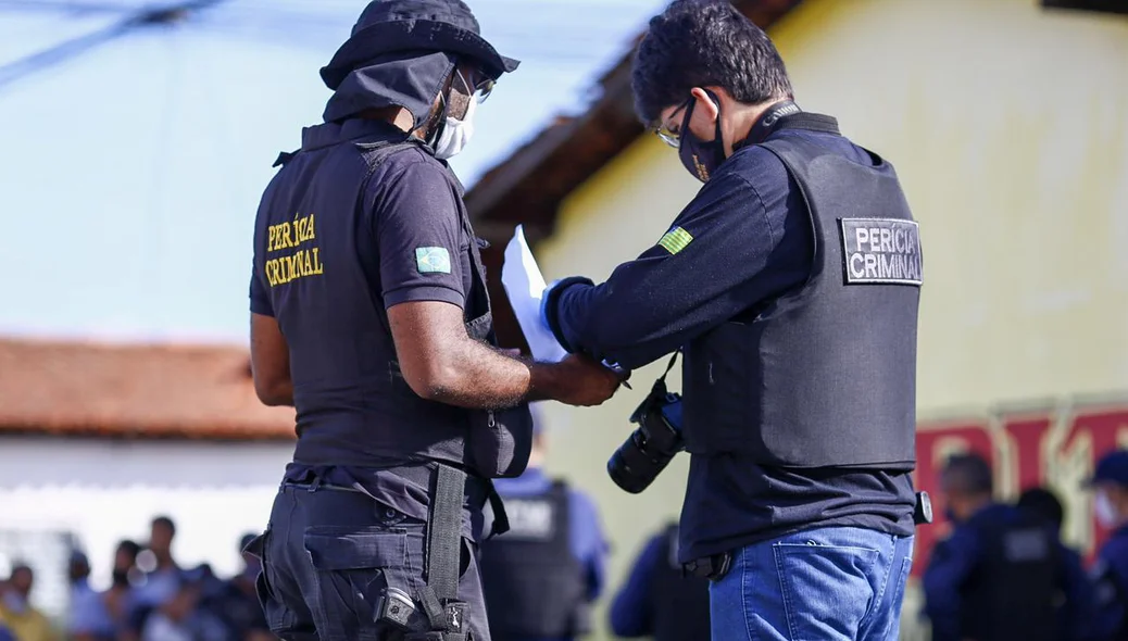 Peritos recolheram arma de fogo encontrada próximo aos corpos