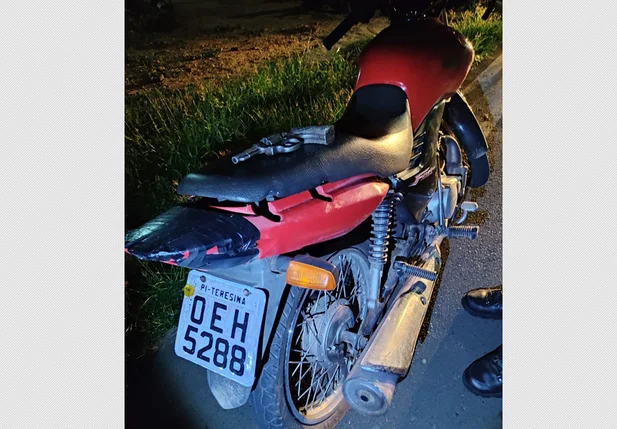 PM apreendeu arma e recuperou moto roubada
