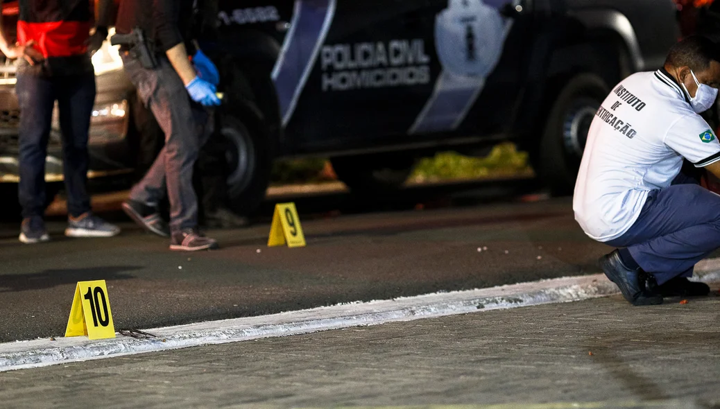 Polícia civil fazendo os primeiros levantamentos
