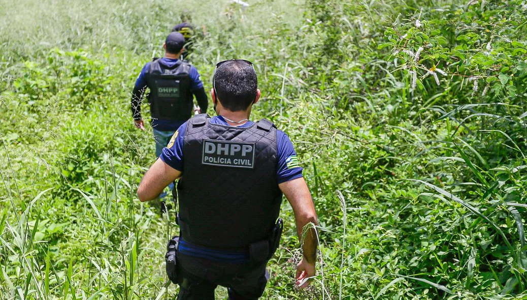 Polícia indo ao local onde o corpo foi encontrado