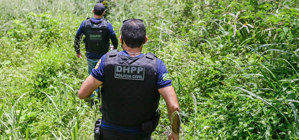 Polícia indo ao local onde o corpo foi encontrado