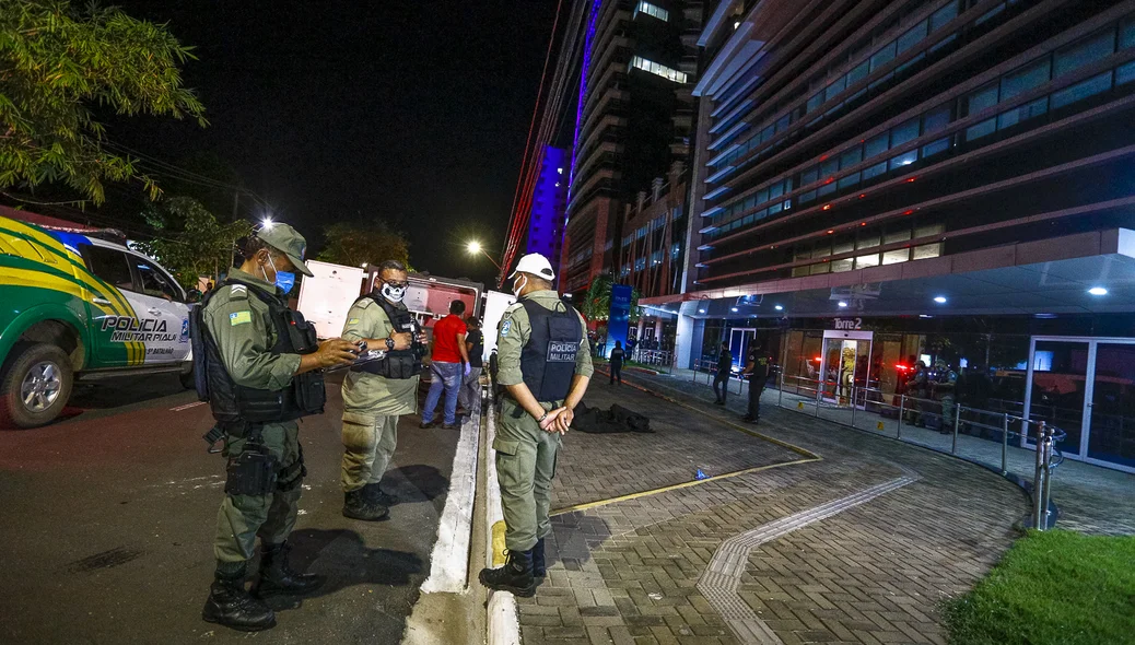 Polícia militar no local