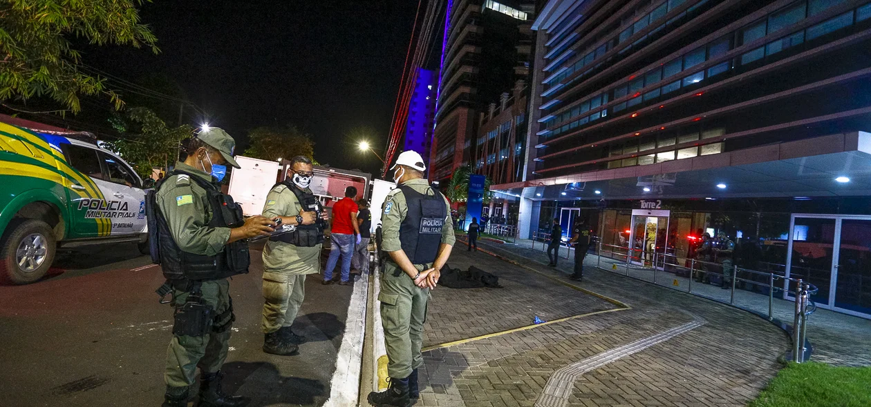 Polícia militar no local
