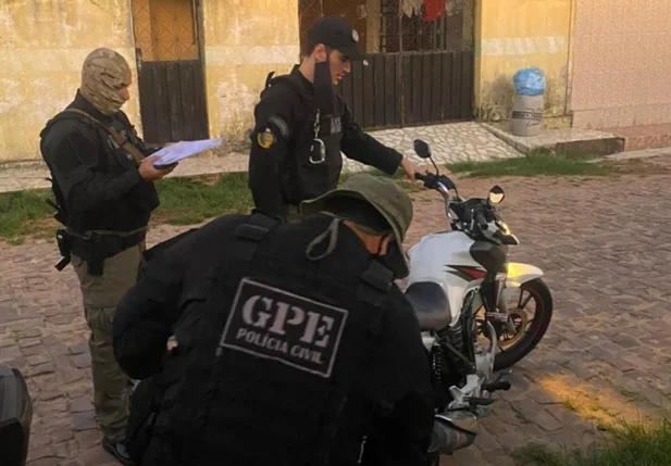 Policiais cumprem mandados de busca em Canto do Buriti
