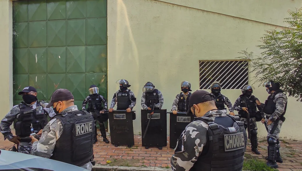 Policiais do choque no centro educacional masculino