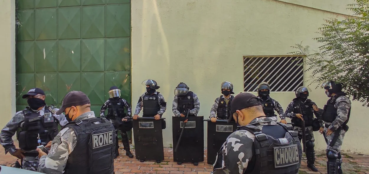 Policiais do choque no centro educacional masculino