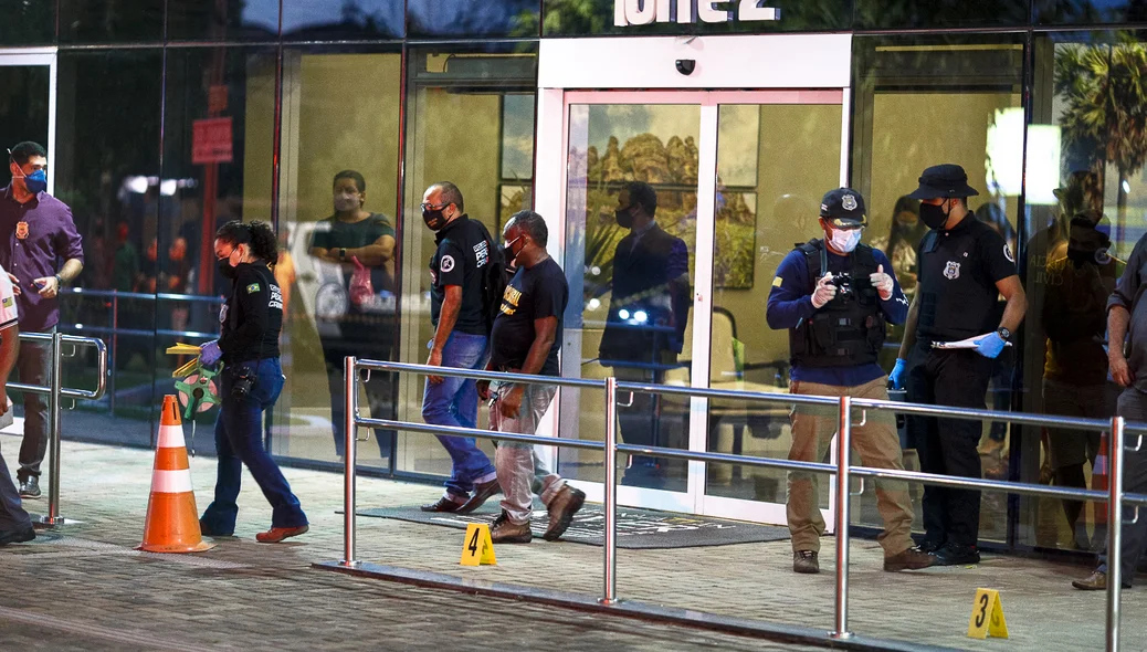 Policiais fazendo o procedimento legal