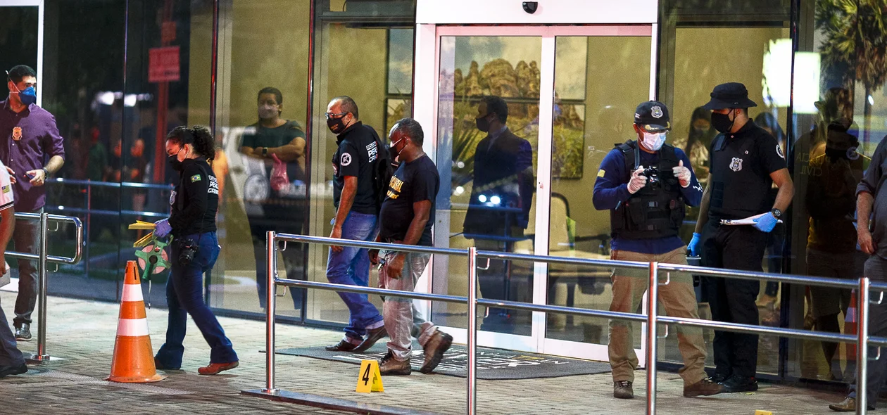 Policiais fazendo o procedimento legal