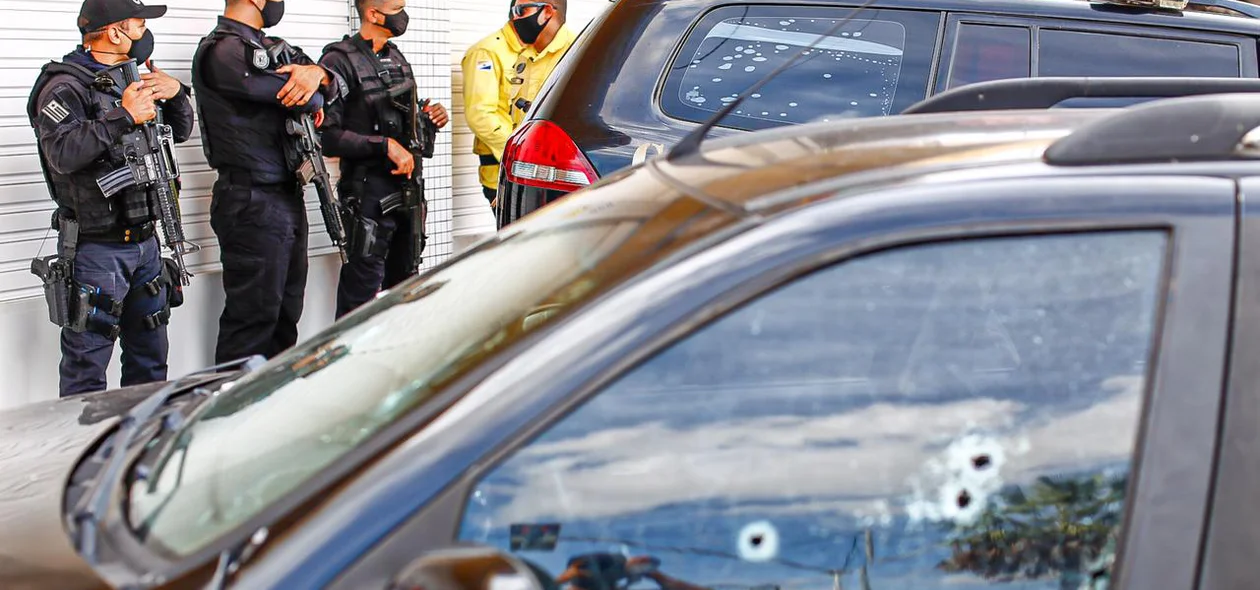 Policiais no local da ocorrência