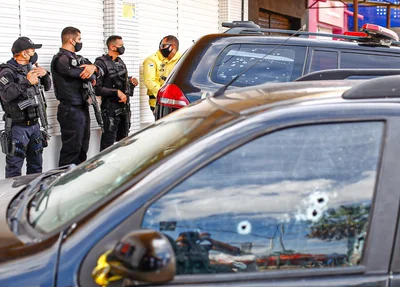 Policiais no local da ocorrência