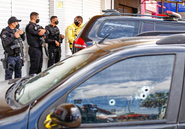 Policiais no local da ocorrência