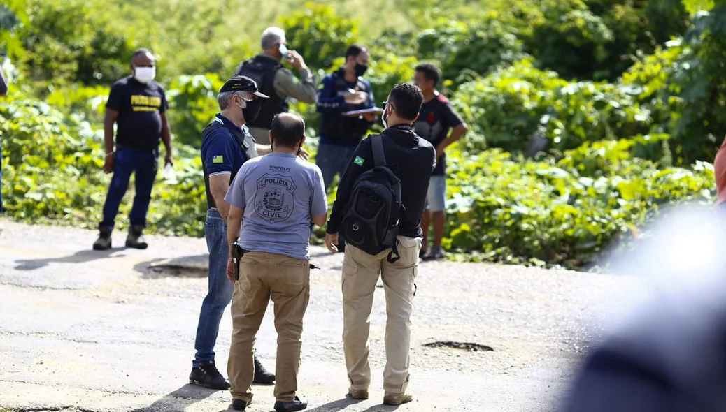 Policiais no local do crime