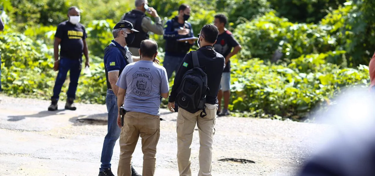 Policiais no local do crime