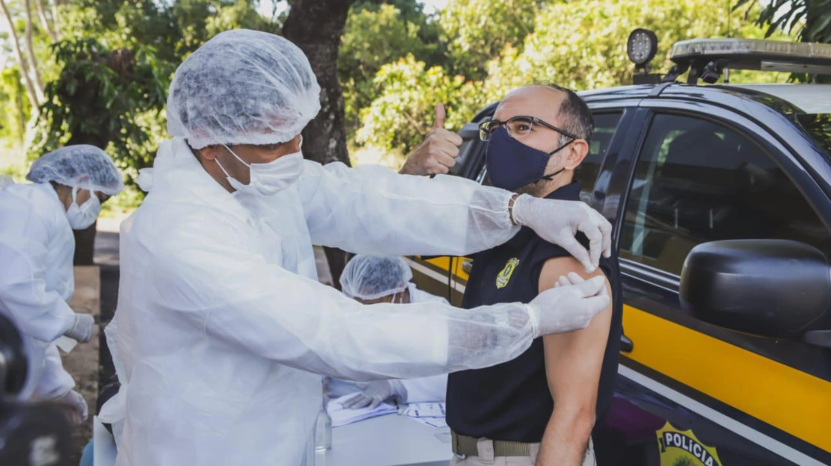 Policiais Rodoviários Federais são vacinados contra covid-19 no Piauí