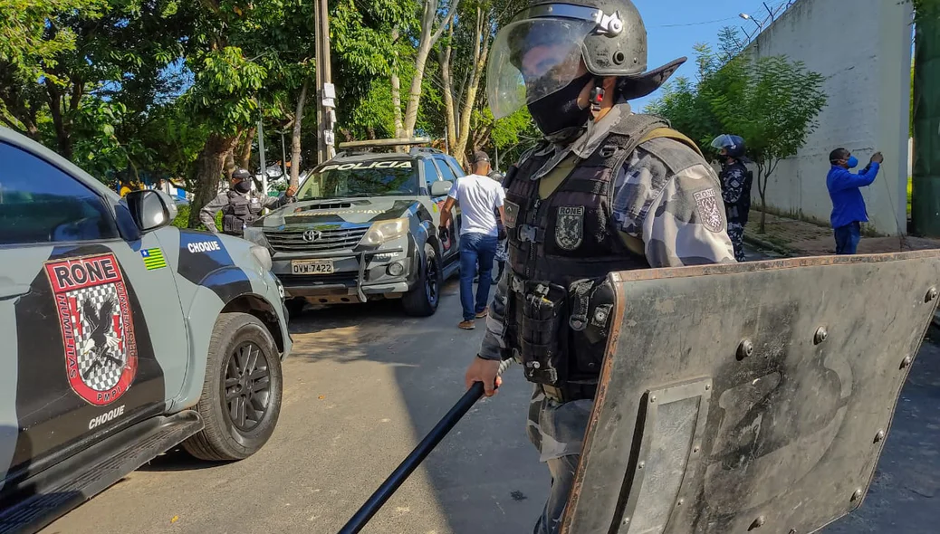 Força policial no CEM