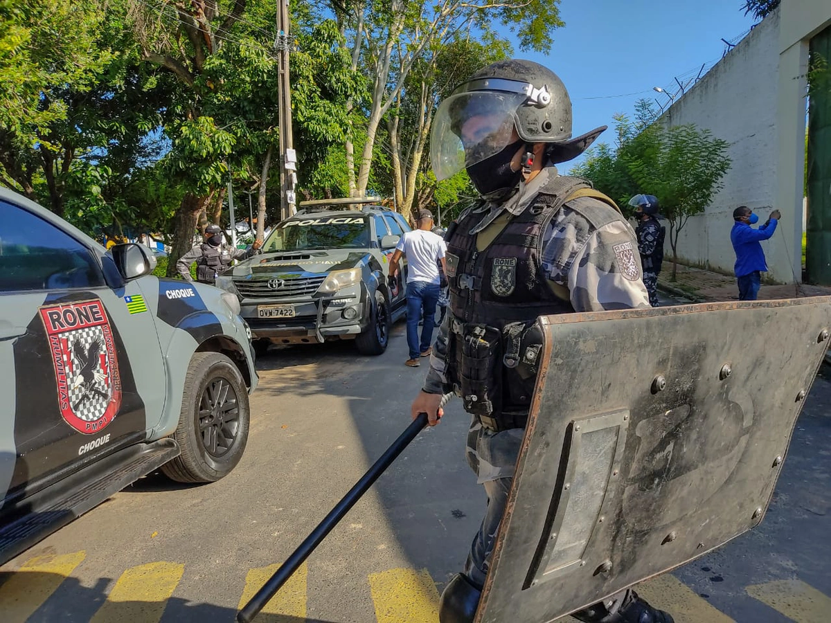 Força policial no CEM