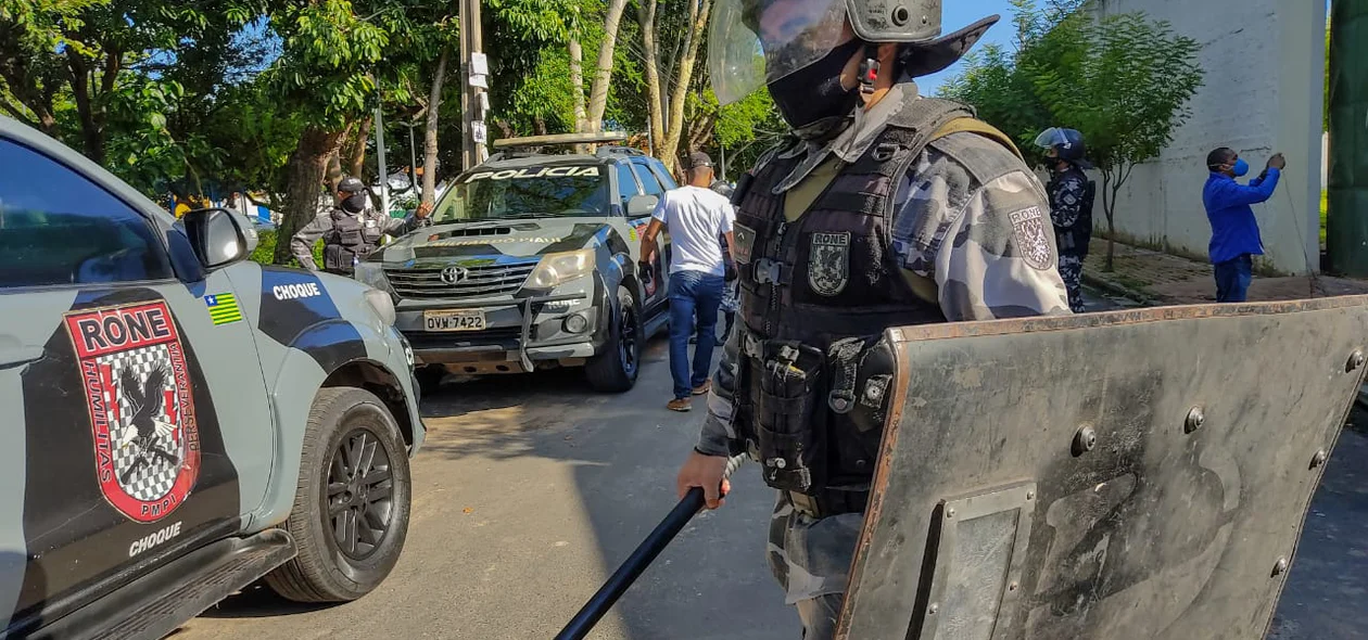 Força policial no CEM