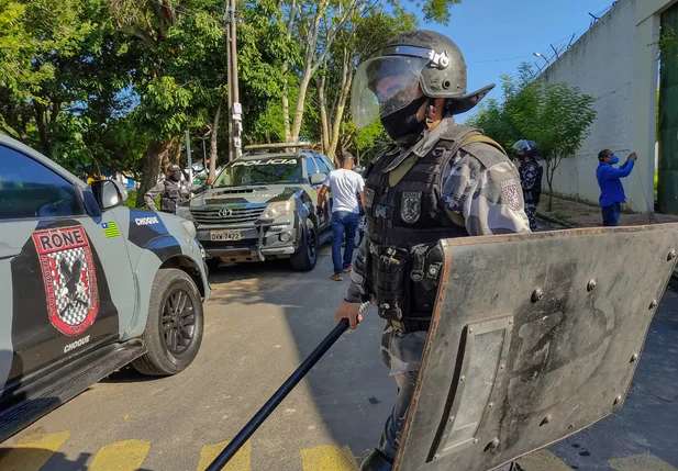 Força policial no CEM