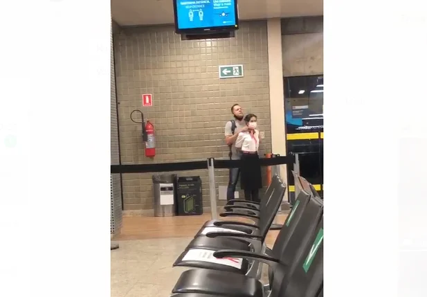 Policial faz funcionária refém em aeroporto