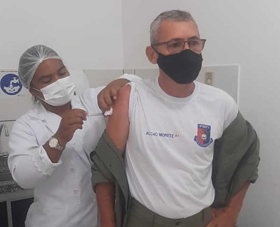 Policial sendo imunizado em Oeiras