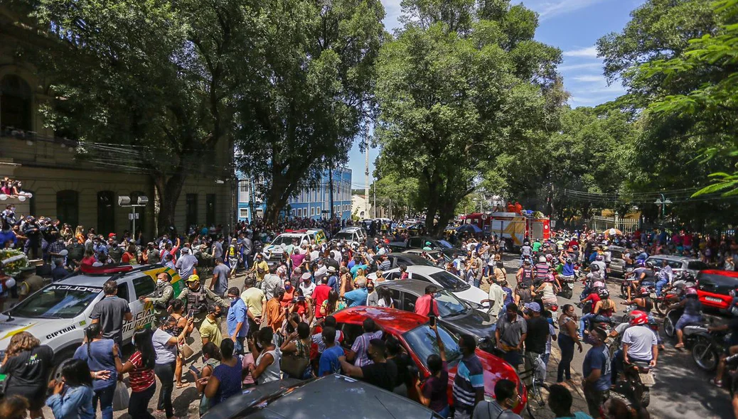 População na frente da Prefeitura de Teresina aguardando Firmino