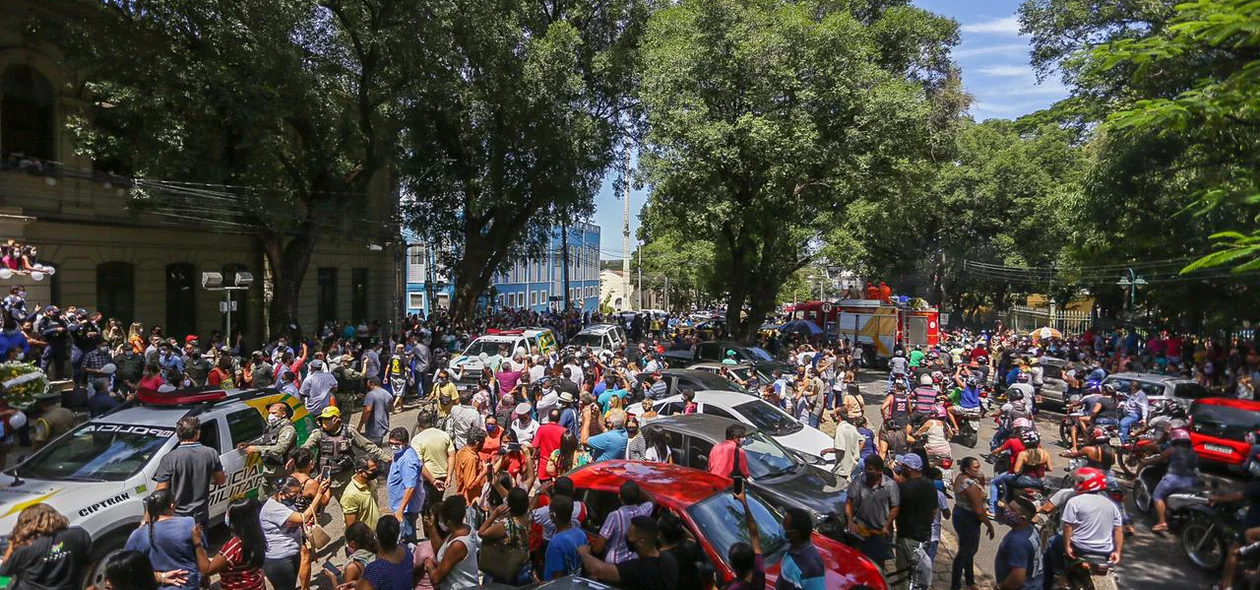 População na frente da Prefeitura de Teresina aguardando Firmino