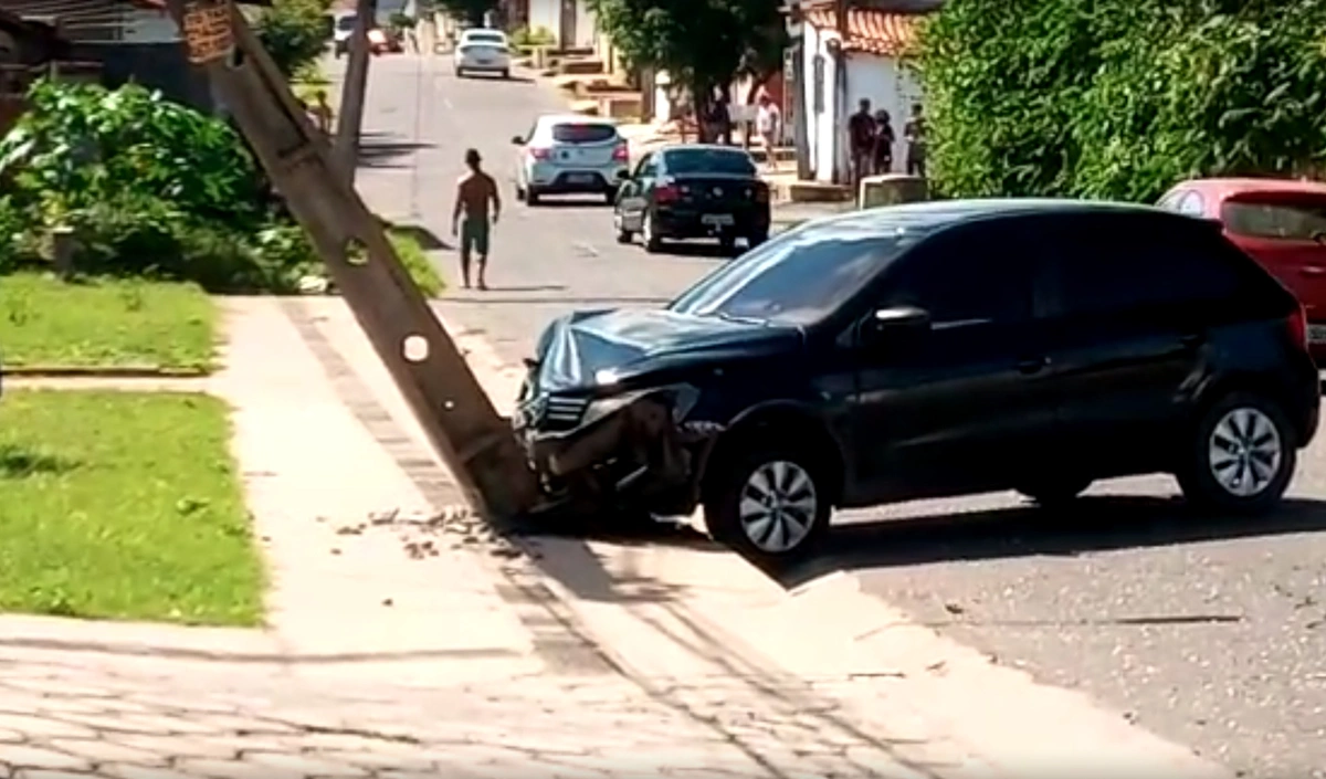 Poste ficou destruído