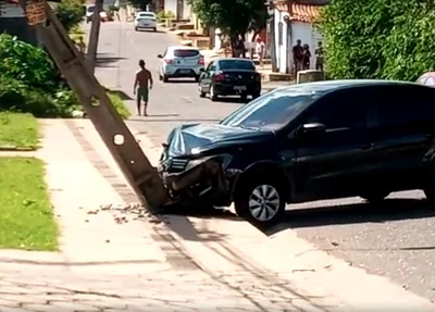 Poste ficou destruído