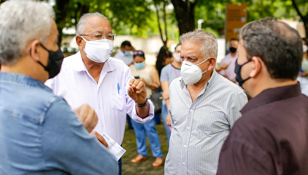 Prefeito conversando com secretários