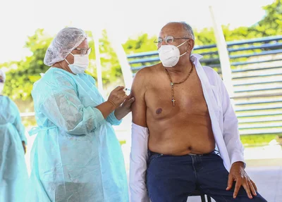 Prefeito Dr. Pessoa toma segunda dose de vacina contra covid-19