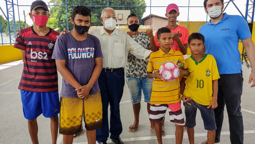 Prefeito entrega bola para jovens no bairro água mineral